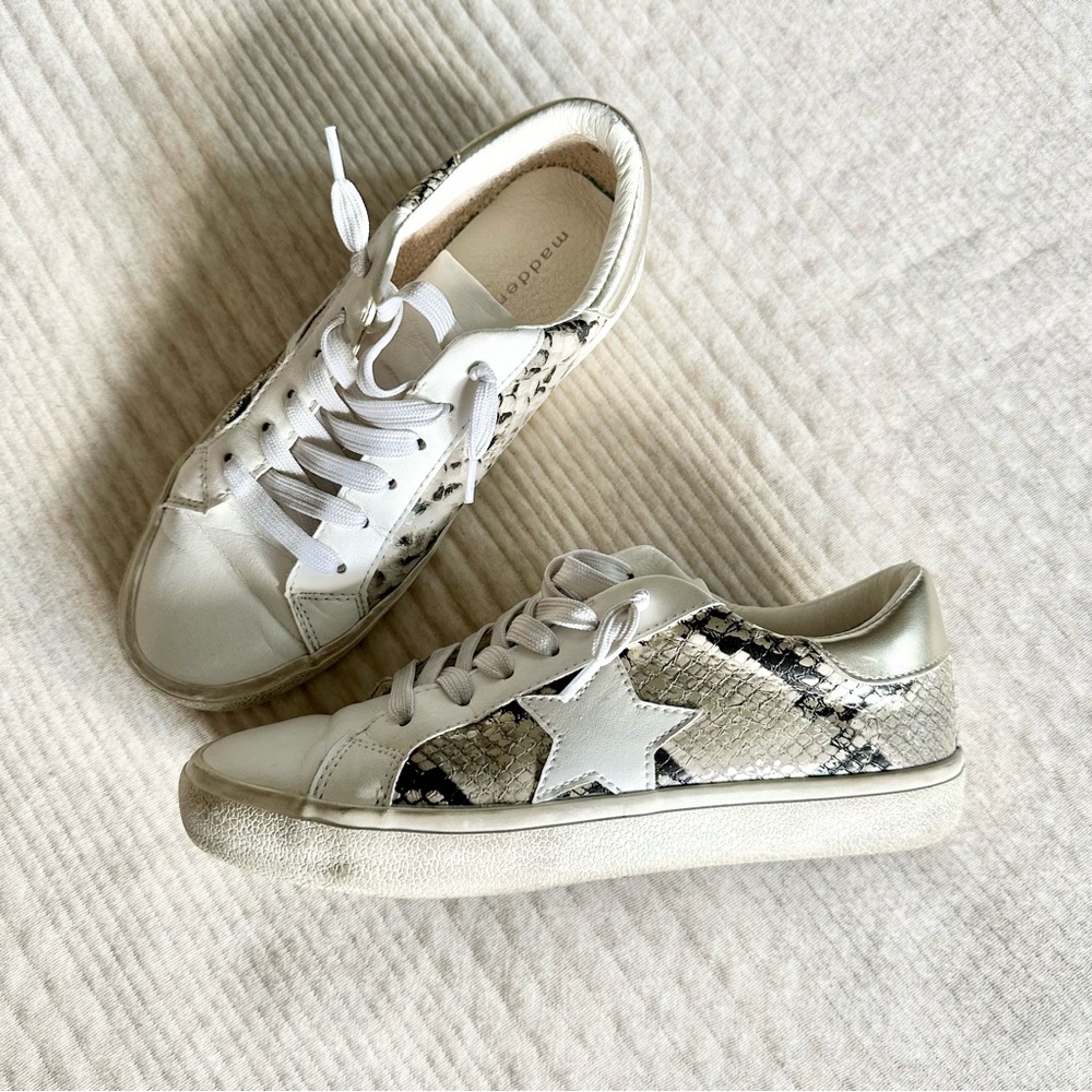 | steve madden • white multi snakeskin star sneaker • size 6 |